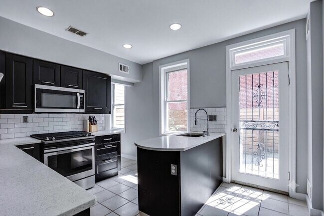 Building Photo - Capital Hill East Townhouse | 3 bd 2.5 bth | Two Patios | Hardwood Floors