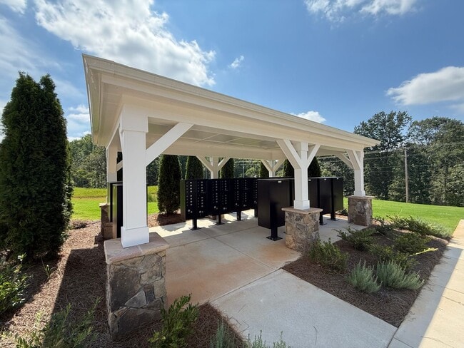 Building Photo - Modern 3-Bedroom Home in Community with Po...
