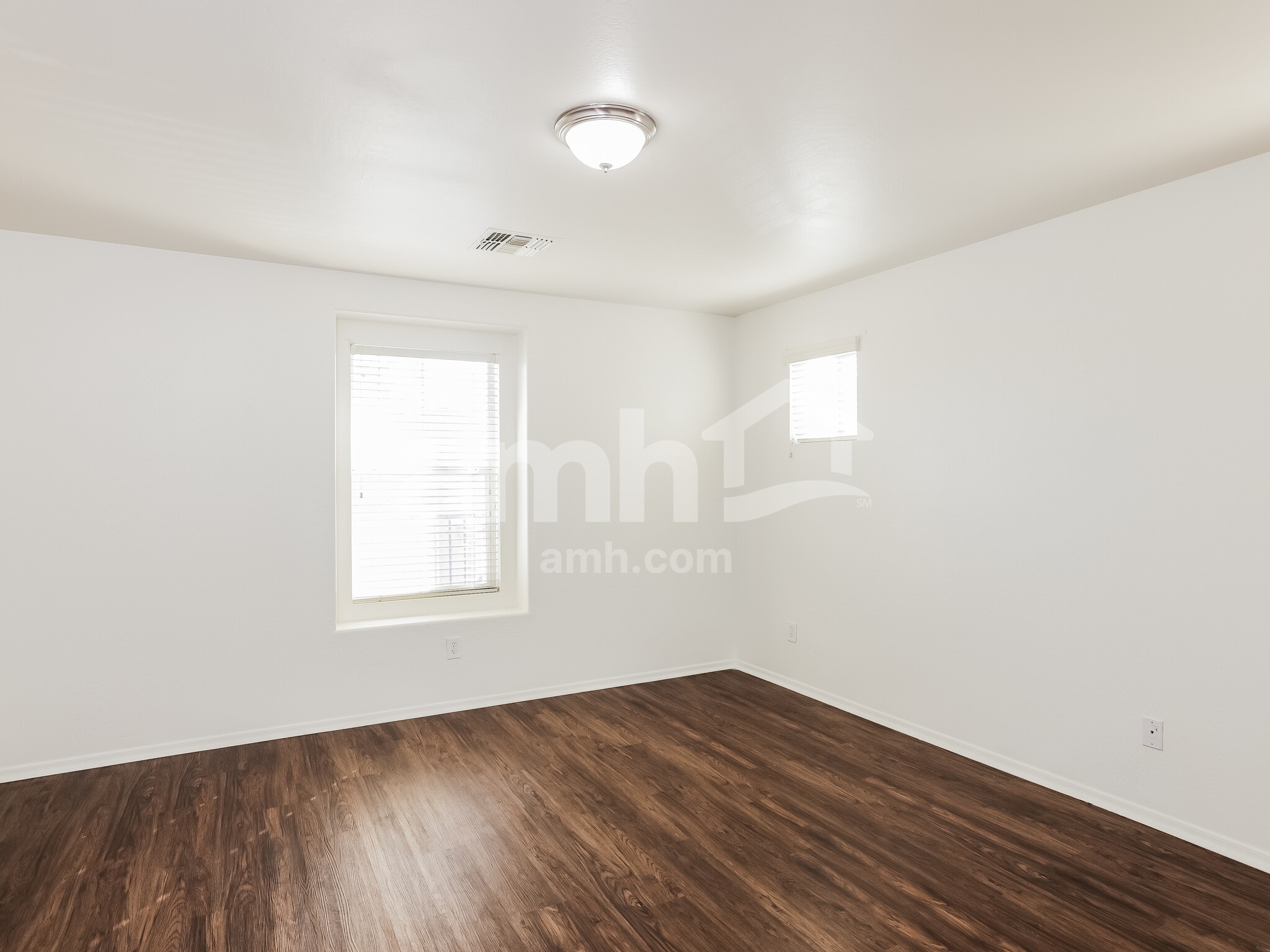 Building Photo - 10010 W Winslow Ave