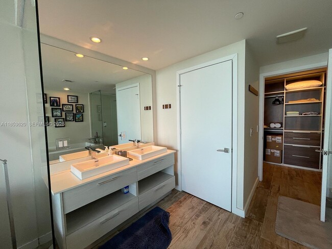 Building Photo - 650 NE 32nd St