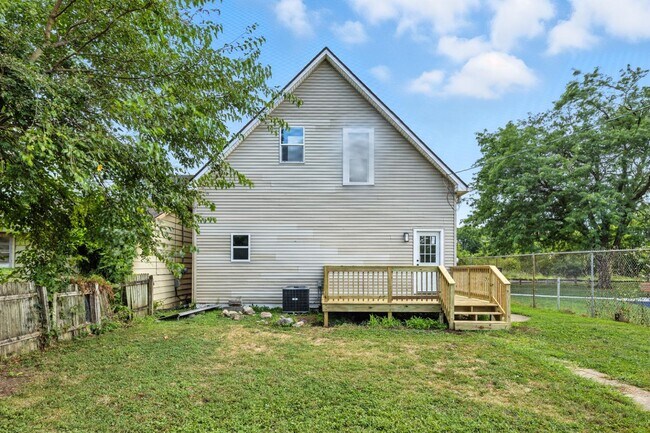 Building Photo - 260 E Beecher St