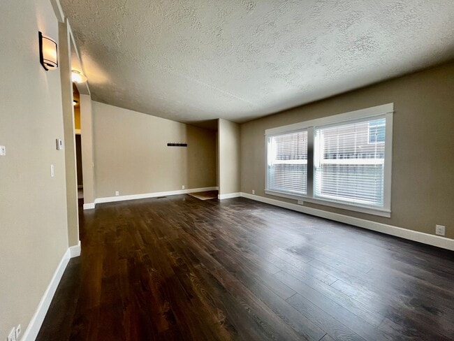 Building Photo - Spacious 3 Bedroom/2 Bath Home with generous fully fenced yard!