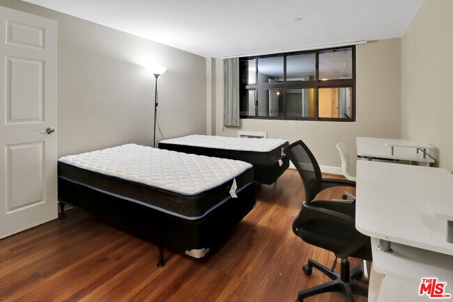 Building Photo - 10982 Roebling Ave