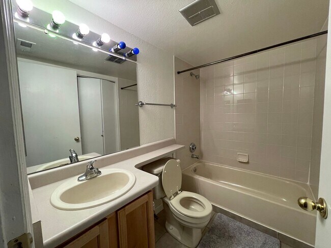 Building Photo - Perfect 2 Bedroom Condo