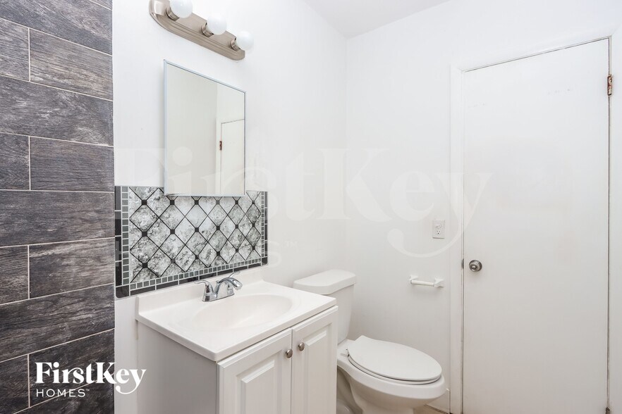 Building Photo - 1000 N 71st Ave