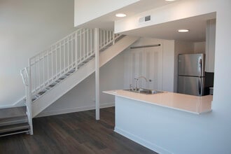 Building Photo - 318 E 6th St