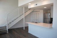 Building Photo - 318 E 6th St