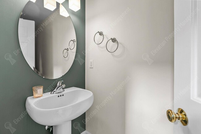 Building Photo - **UNFURNISHED** Charming and unique 2 BR in an upscale west Bend neighborhood