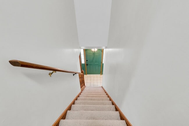 Building Photo - Family-Friendly 4-Bed Home with Pet-Friendly Yard and Pool in a Quiet Neighborhood