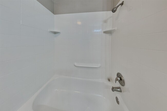 Building Photo - 16358 Maplemont Dr