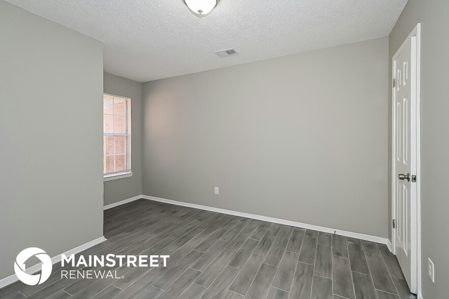 Building Photo - 4568 Summer Creek N