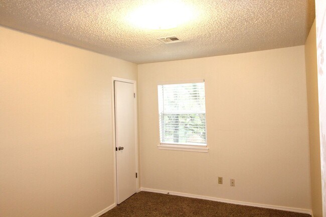 Building Photo - 1712 Jennifer Cir