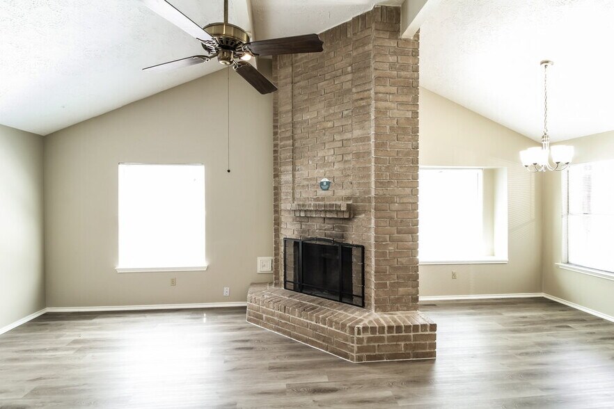 Building Photo - 901 Briarcreek Dr