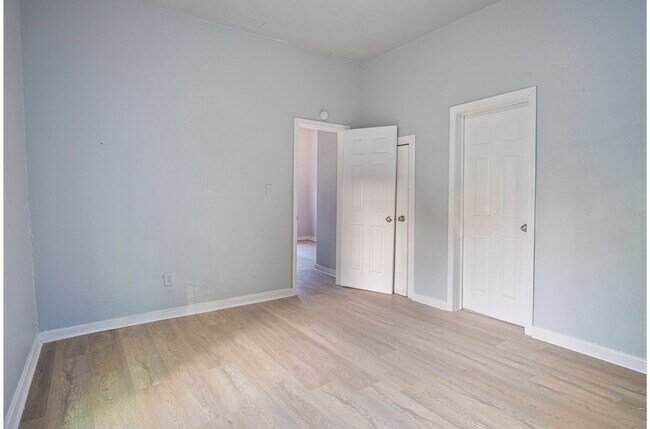 Building Photo - Convenient Home near Downtown's Heart