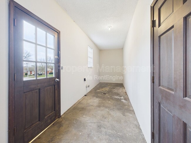 Building Photo - 3929 S Carriage Ln