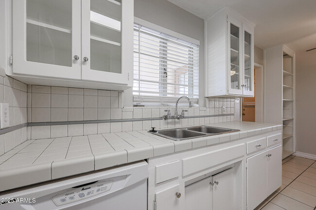 Building Photo - 1120 E Palo Verde Dr