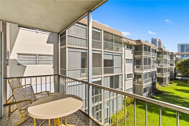 Building Photo - 2200 Diana Dr