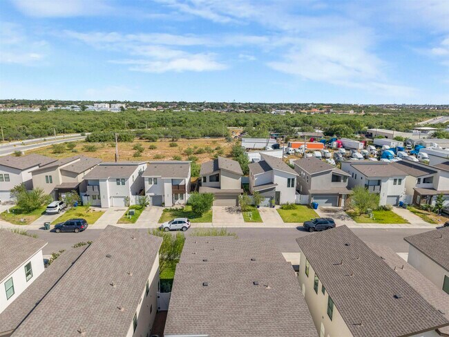 Building Photo - 409 Deer Path Lp