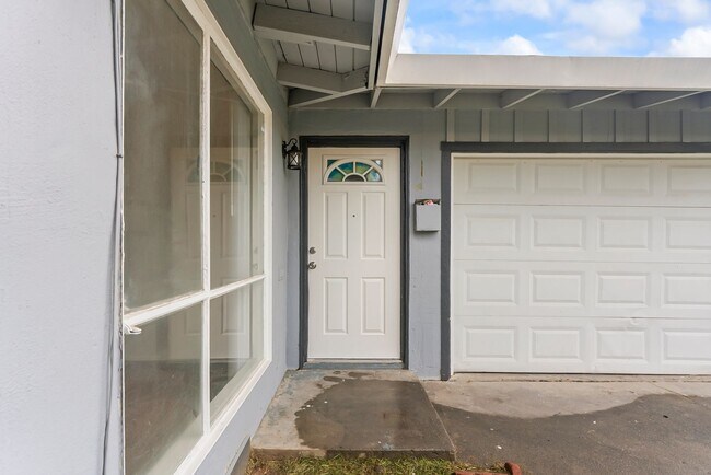 Building Photo - 6404 Stoneman Dr