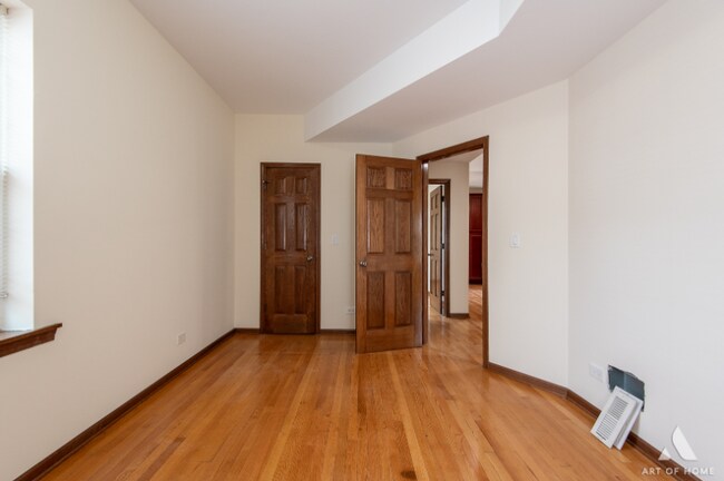 Building Photo - 3301 N Kilbourn Ave