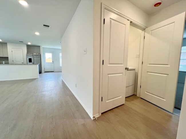 Building Photo - ?$500 OFF 1ST MONTH - Mustang School Distr...
