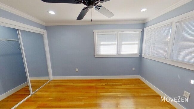 Building Photo - 208 N Sunset Dr