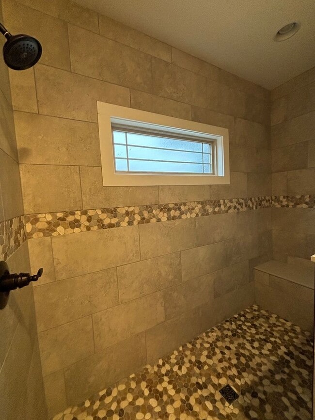 Building Photo - Stunning 4-Bedroom Home in Piney Flats with Mountain Views