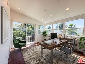 Building Photo - 3050 Knob Dr