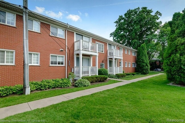 Primary Photo - 487 N Eton St