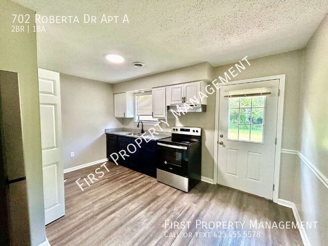 Building Photo - 702 Roberta Dr