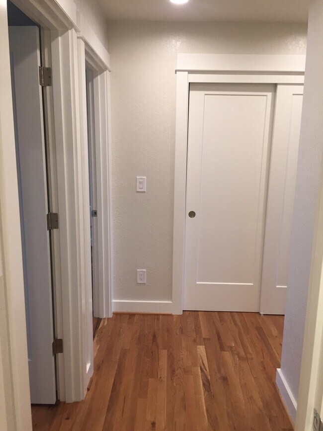 Building Photo - Modern PrivatePorch/Entry 2Br Hardwoods-Qu...