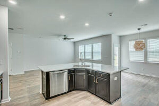 Building Photo - Tanner Plantation 3 story 6 Bedroom and 4....
