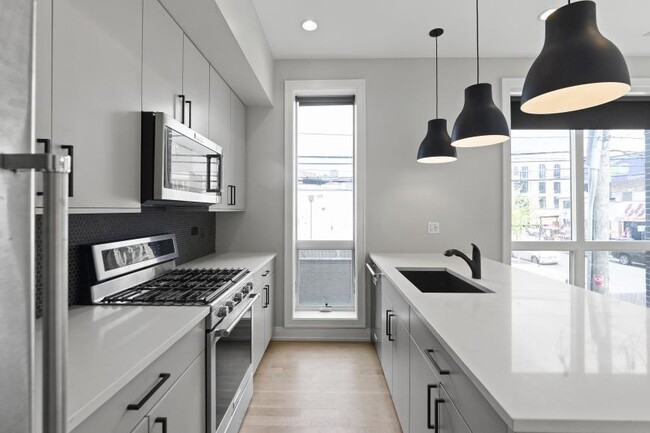 Building Photo - 0 bedroom in Chicago IL 60657