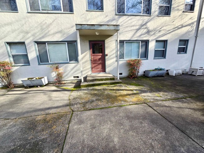 Building Photo - Upstairs apartment in downtown Santa Rosa!