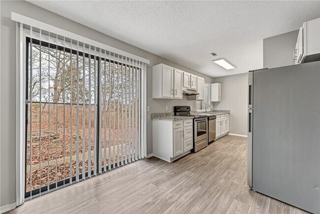 Building Photo - Updated 2 Bed 2 Bath Townhome located in East Fayetteville. Pool access included!