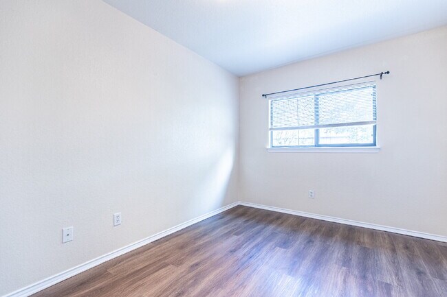 Building Photo - 7910 Lattimer Pond