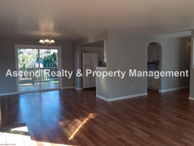 Building Photo - 4 Bed on Cul de Sac, Fenced Yard, Quick Access to Schools, Outlet Mall, Troutdale Station Food Ca...