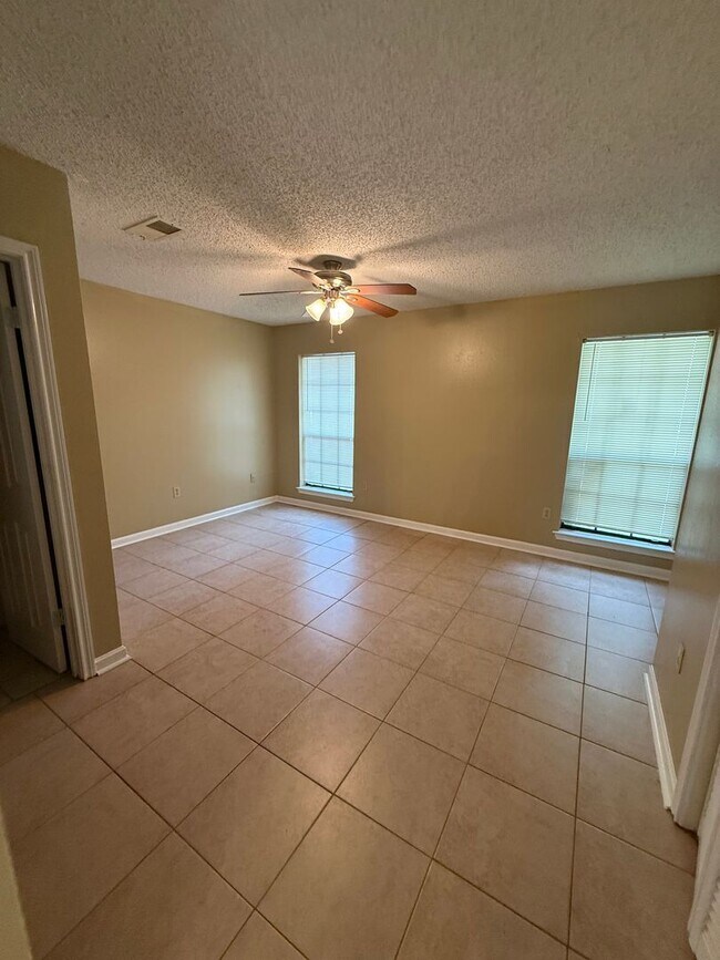 Building Photo - 1126-1128 Willow Creek Dr