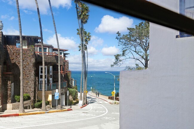 Building Photo - Charming comfy Studio in La Jolla Village!