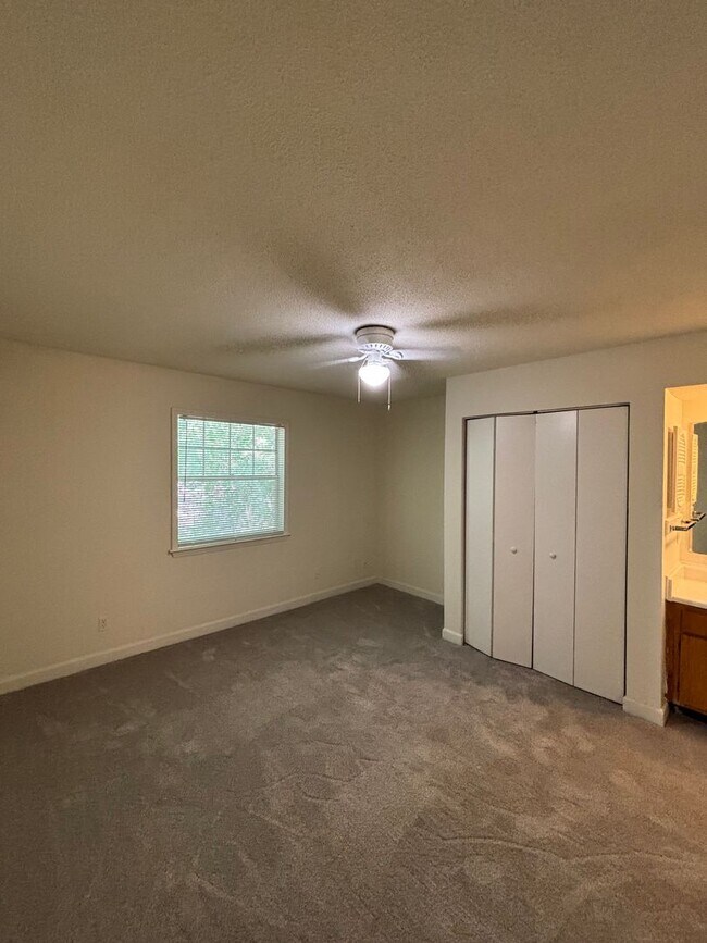 Building Photo - 2502 Avent Ferry Rd