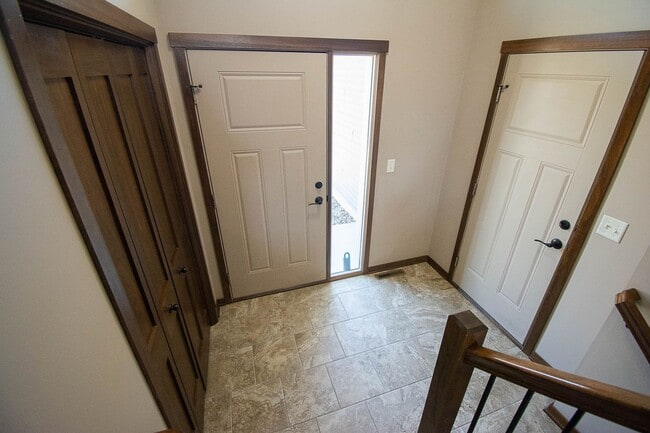 Building Photo - Move-In Ready NW Rochester Home with Finished Lower Level