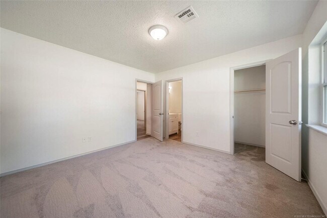 Building Photo - Lafortune Park Duplex