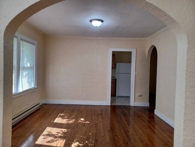Building Photo - 2422 Benderwirt Ave