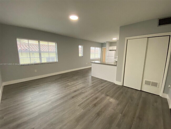 Building Photo - 1360 Collins Ave
