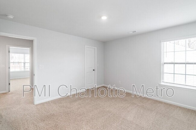Building Photo - 8019 Rowling Dr