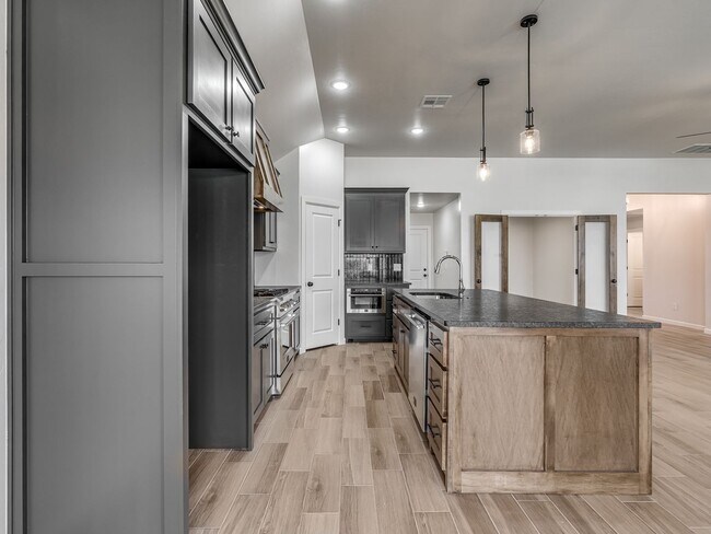 Building Photo - New Home In Yukon!