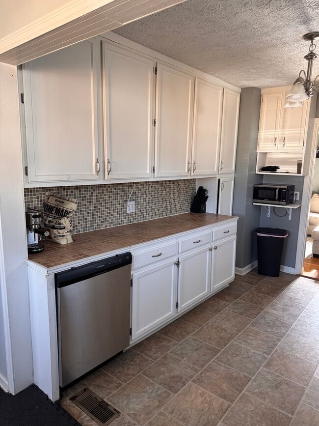 Building Photo - 2 Bedroom with Possible 3rd || 1 Bathroom - Single Family Home