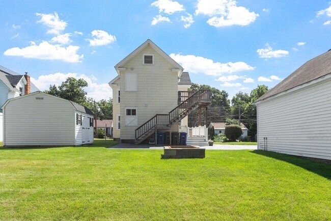 Building Photo - 155 Pond St