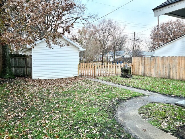 Building Photo - Charming 3-Bedroom Home with Garage & Fenced Yard!
