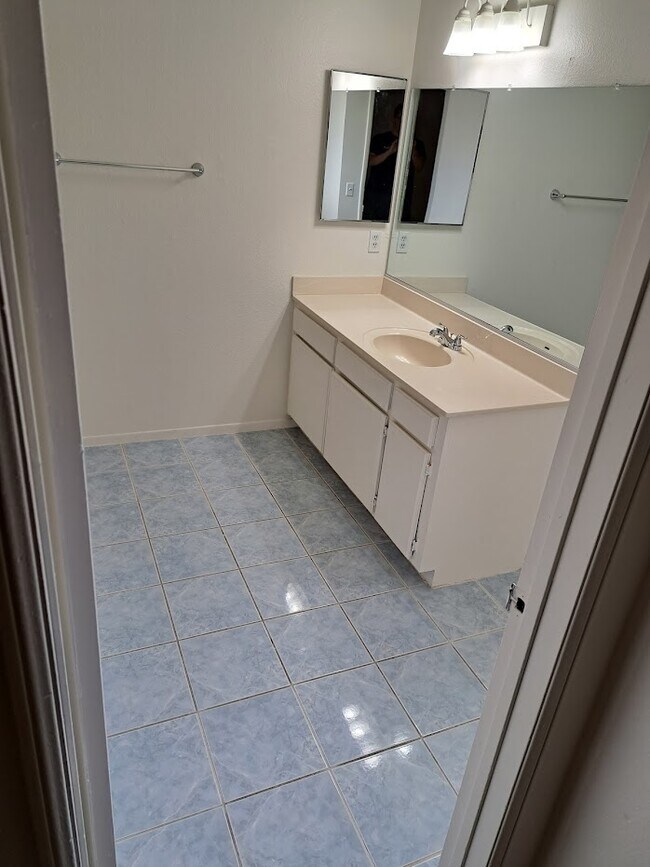 Master bathroom - 37727 Maureen St